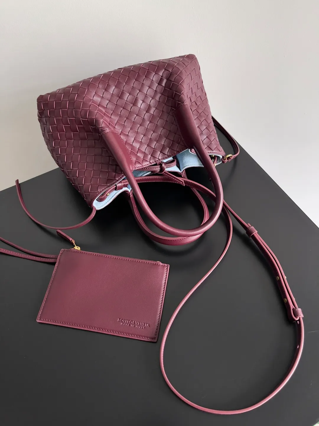 Batch 1660 BOTTEGA VENETA 2025 new product pinacoteca has super soft leather, and the weaving function, practicality and relaxed fashion sense have not fallen behind❤️‍🔥Amway has given sisters a must-have bag when going out. The size of the bag also accurately meets the commuting needs of urban beauties. It can accommodate mobile phones, keys, lipstick, powder, sunscreen, shopping bags...all of it! ! ! 🔥The capacity should not be underestimated~ It does not choose people, clothes, or occasions. With its majestic curved outline, exquisite woven texture, delicate edges and rounded handles, this woven vegetable basket bag truly achieves the goal of "dressing up and being fashionable without getting in the way"~ Are you interested in Jimei? Style number: 819004 Size: 24*15*12cm